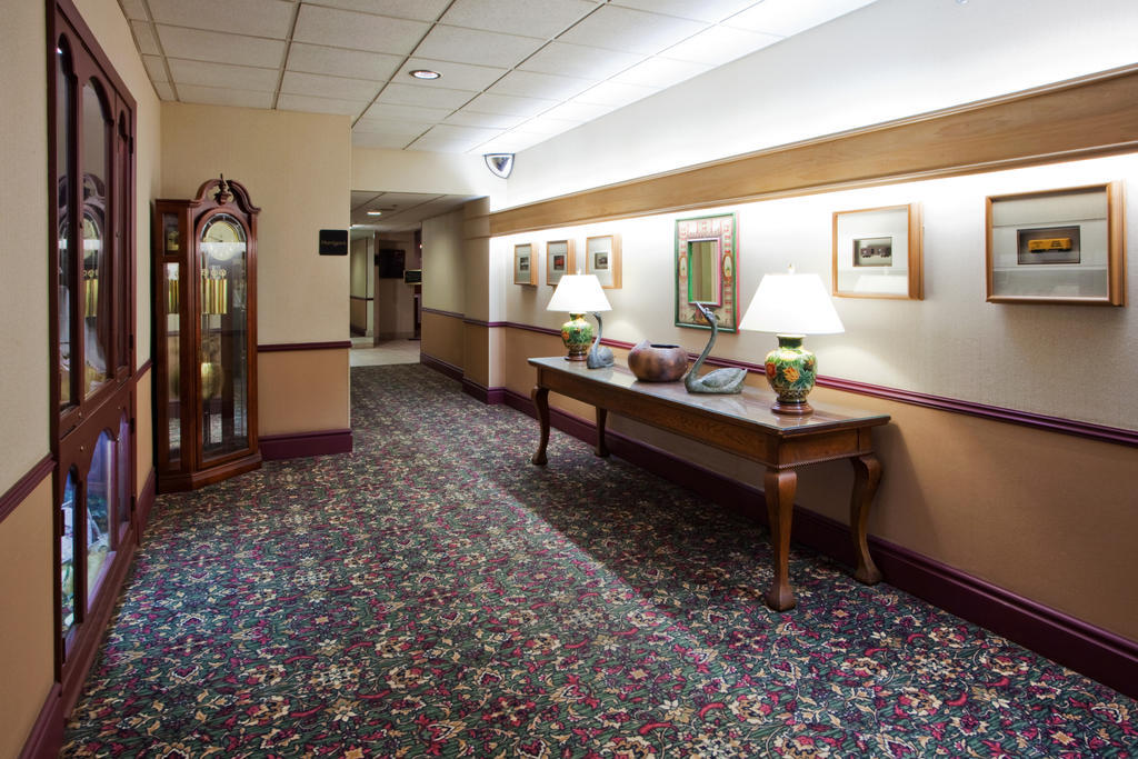 Hotel Ramada By Wyndham Cumberland Downtown Interior foto